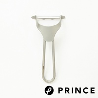 銀色金屬削皮器，刀片為不銹鋼材質，握柄為一體成型設計，上面印有「PRINCE made in Japan」字樣。