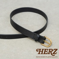 HERZ 職人手作皮革腰帶，以簡約設計和精湛工藝呈現，搭配黃銅實心扣具，展現真皮自然紋理與色澤變化。