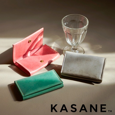 北海道KASANE職人手作義大利Sibilla皮革卡片收納夾，包含粉紅色、淺灰色及綠色三款，搭配一只玻璃杯。