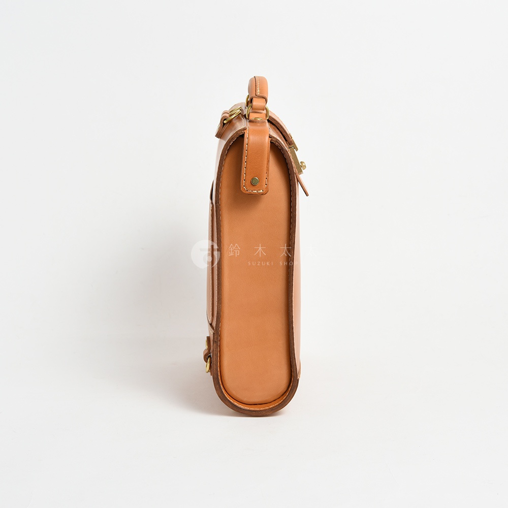 職人手作皮革杜勒斯商務後背包 BJ-10，側面展示，淺棕色皮革材質，配有金屬扣環與提把。