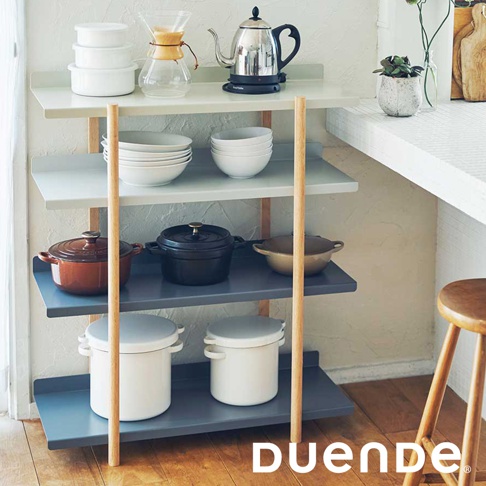 MARGE SHELF 4 四層置物收納架，具有淺灰色層板和木質支架，架上擺放著白色鍋具、鑄鐵鍋、碗盤、咖啡壺和茶壺。