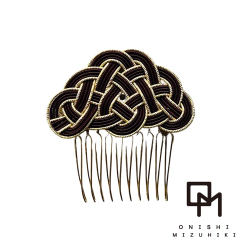 和風水引花結金絲髮叉，採用深紫色水引線纏繞編織成複雜的花結造型，搭配金屬細絲勾勒邊緣，底部為多根金色金屬梳齒。