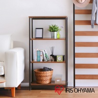 鐵木層架，四層寬型設計，木質層板搭配黑色金屬框架，層架上擺放書籍、盆栽、裝飾品及藤編籃。