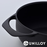 黑色琺瑯鑄鐵鍋，鍋身圓潤，兩側有方形把手，整體呈現霧面質感。