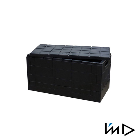 黑色可堆疊摺疊收納椅，側面和頂部由方形格子磚狀的塑膠板組成，頂蓋部分掀開，露出內部空間。