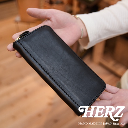 職人手作黑色皮革經典拉鍊長夾，簡約設計，皮革質感光滑，車線整齊，金色拉鍊頭搭配，男女皆適用。