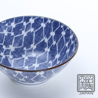 藍染菱紋拉麵碗，陶瓷材質，碗身內外佈滿藍色菱形網紋與白色方塊圖案，碗緣有細緻的棕色線條裝飾。