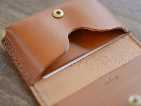 職人手作皮革Organ名片夾，淺棕色皮革，內部有隔層，頂部有黃銅按扣。