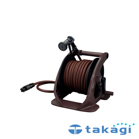 室外灑水組，包含一個深棕色捲盤，上面纏繞著同色系的軟管，軟管一端連接一個黑色噴嘴，另一端有黑色接頭。