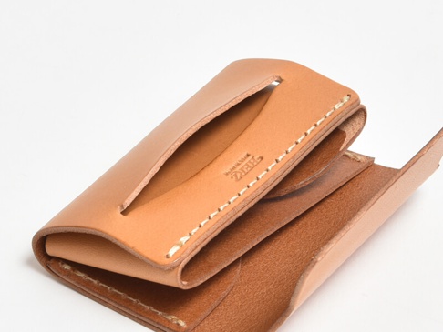 職人手作皮革迷你卡片收納夾 (KV-2)，採用天然皮革製成，呈現溫潤的淺棕色。卡夾設計簡潔，縫線精緻，內部有多個卡片夾層。