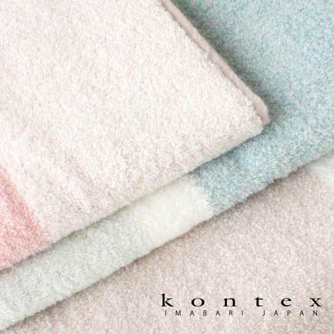 GREIGE今治混色柔棉浴巾，展示三種柔和色調：粉紅、淺藍與米白。質地蓬鬆柔軟，細緻棉絨清晰可見，呈現純淨舒適的居家氛圍。