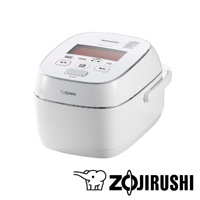 白色象印電鍋，具備鐵器塗層白金厚釜，頂部有紅色顯示螢幕與多個觸控按鈕，鍋身側邊有白色提把。