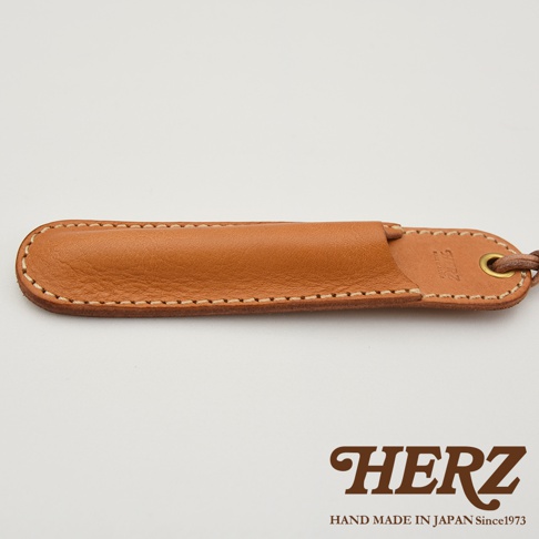 職人手作皮革掛繩筆套，以天然皮革製成，縫線精緻，附有掛繩，可輕鬆懸掛。