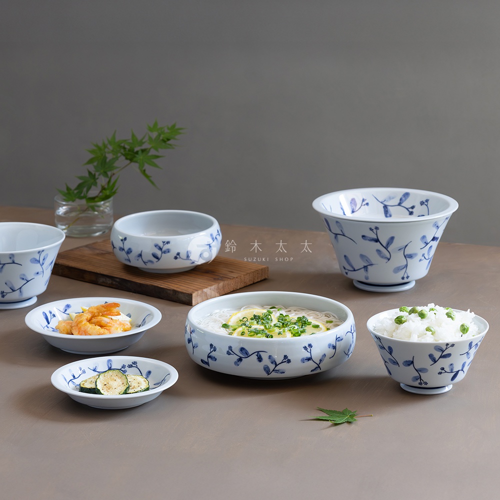 一套波佐見燒藍花紋陶瓷深碟盤組，包含不同尺寸的碗盤，裝有日式炸蝦、麵食、米飯及櫛瓜片，風格典雅，適合盛裝各式日式料理。