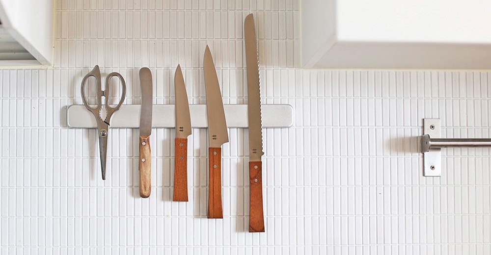 morinoki 麵包刀，配有木質手柄，刀刃為不銹鋼材質，其中一把刀刃帶鋸齒。