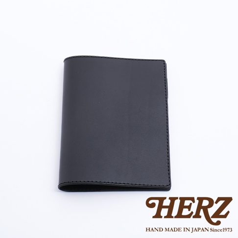 黑色皮革B6記事本，簡約設計，車縫線明顯，質感佳，適合搭配各種B6尺寸筆記本。