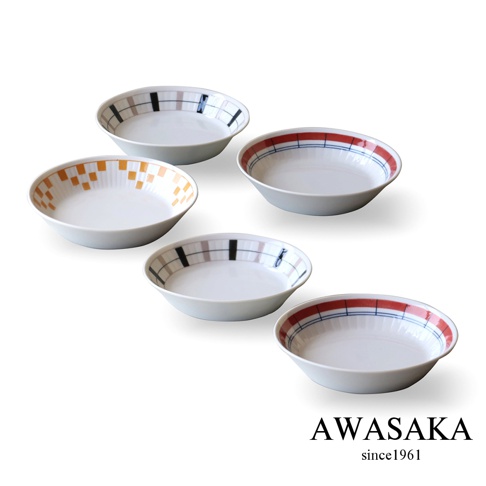 五個白色陶瓷淺盤，分別飾有橙色格紋、藍色與紅色橫條紋、以及黑白灰格紋圖案。