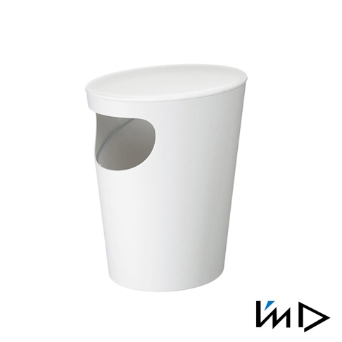 白色圓柱形儲物垃圾桶，帶有橢圓形開口，頂部為傾斜的蓋子，材質可能為塑料或金屬。