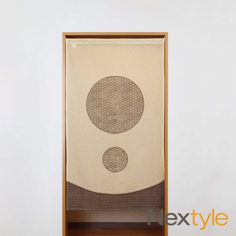 米色布料門簾，中央有兩個深棕色圓形印花，上方圓形較大，下方圓形較小，印花圖案為細密的波浪紋。門簾底部邊緣有波浪形狀，並飾有條狀珠串。