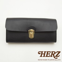 黑色皮革手風琴式長夾，採用金屬旋轉鎖扣，手工縫製，展現職人質感。