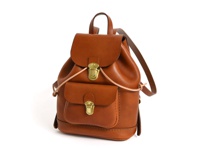 棕色皮革迷你後背包，附有兩個翻蓋口袋，每個口袋都有一個金色金屬扣，束繩閉合，頂部有提把和肩帶。