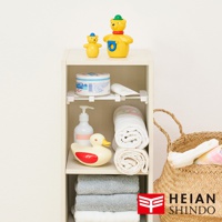 一個寬12公分的置物架，上面擺放著母嬰用品，如奶粉罐、乳液、可愛的黃色小鴨造型沐浴玩具、以及折疊的毛巾，架子下方也堆疊著毛巾，右側還放著一個編織籃，籃子裡也裝著毛巾和衣物，右下角有HEIAN SHINDO品牌標誌。