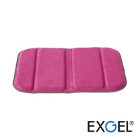 粉紅色 Mobile M 行動折疊坐墊，表面有細小透氣孔，縫有深灰色滾邊，呈現三段式設計。