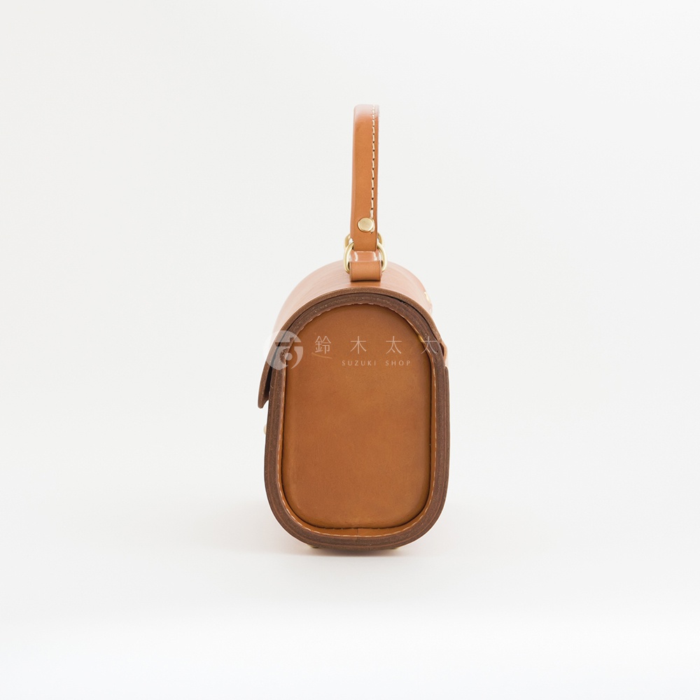 職人手作皮革復古杜勒斯手提包，深棕色皮革，配有圓形提把和金屬扣環，包體呈橢圓形，設計簡約，展現皮革質感。