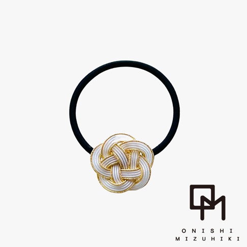 和風水引花結金絲髮圈，以白色和金色線條編織成花朵造型，搭配黑色髮圈，整體呈現精緻典雅的日式風格。