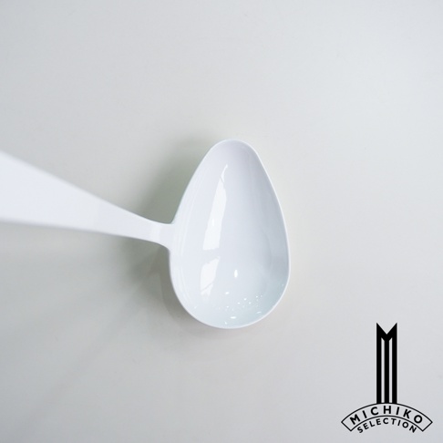 簡約風格的白色琺瑯湯勺，具有注口設計，下方有「MICHI KO SELECTION」的 Logo