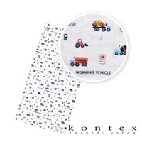 白色二層紗嬰兒毯，印有各種色彩鮮豔的工程車塗鴉圖案，如紅色推土機、藍色水泥預拌車、紅色貨櫃車和黃色拖拉機。