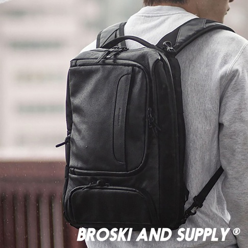 黑色防水真皮革兩用手提後背包，具有多個拉鍊隔層和一個前袋。