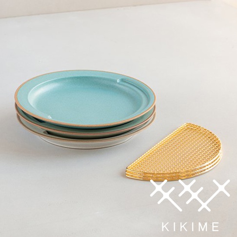 一疊藍綠色美濃燒瀝油餐盤，盤邊帶有木紋飾條，旁邊擺放著一個半月形金色金屬瀝油網。