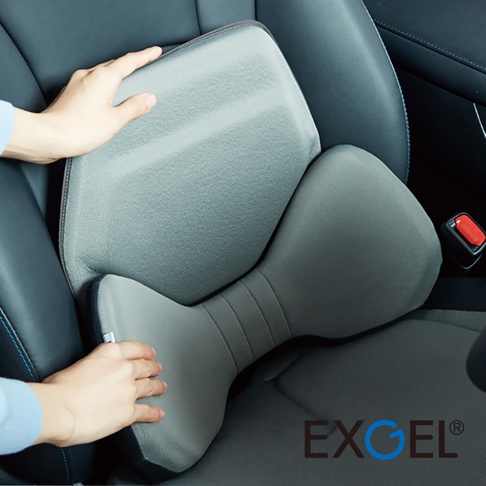 灰色布面汽車用背墊，設計成符合人體工學的蝴蝶形狀，提供腰部支撐。背墊縫有細緻的線條，表面有細小的網格紋理。