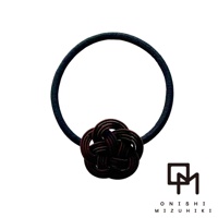 黑色髮圈搭配深棕色水引花結裝飾，呈現日式風格。