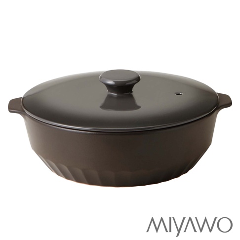 IH系列7號陶土湯鍋，漸層可可黑，容量1.8L。鍋身外側呈現帶有紋路的漸層可可黑色，配有同色系的鍋蓋，鍋蓋中央有握把及排氣孔。