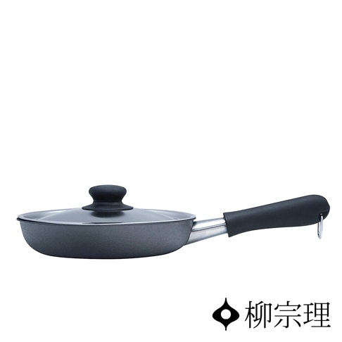 岩紋單手鐵鍋，鍋身為深灰色，附帶透明玻璃鍋蓋及黑色手柄，手柄末端有掛環。