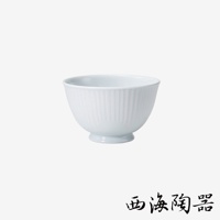 一個白色、帶有垂直凹槽紋理的陶瓷飯碗，碗身呈開放式，底部有穩固的圓形座。