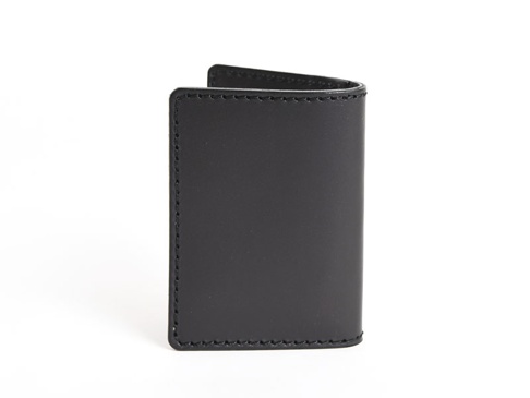 黑色皮革雙折票券收納夾，邊緣縫線整齊，設計簡潔。