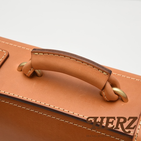 職人手作皮革機師箱 BC-31，採用天然棕色皮革，配有黃銅五金件和精緻縫線，展現復古典雅風格。