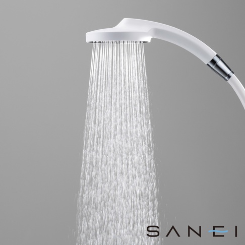 白色簡約設計的超大花灑蓮蓬頭，正在噴灑出細緻的水柱，蓮蓬頭主體為白色塑膠材質，連接處有銀色金屬環，整體呈現現代感。
