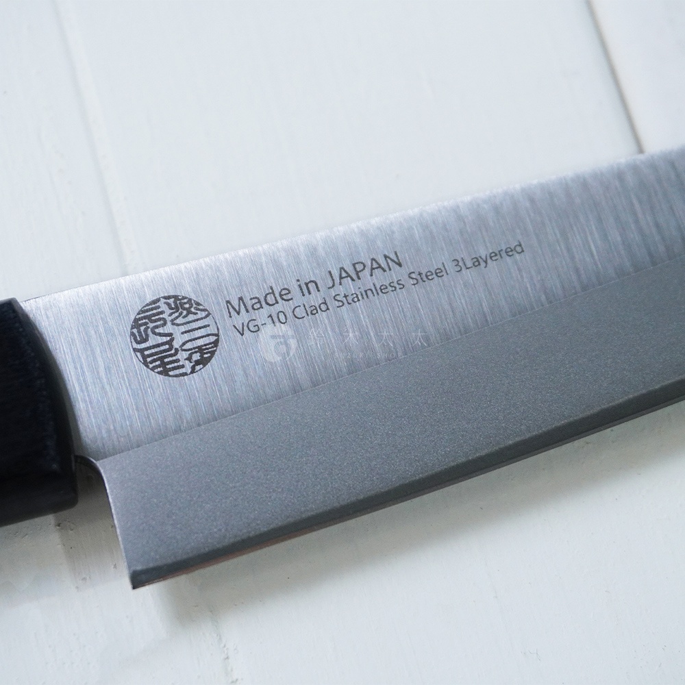 燕三條 VG-10 不鏽鋼水果刀，刀身鋼材壓印有「Made in JAPAN」、「VG-10 Clad Stainless Steel 3Layered」字樣，並有圓形品牌標誌，刀柄為黑色。