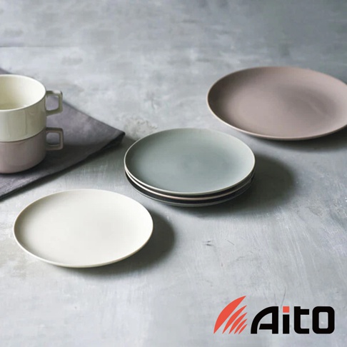 CouLeur 美濃燒圓餐盤，展示有灰綠色、淺粉色和米白色三種顏色，盤面簡約素雅，為陶瓷材質。