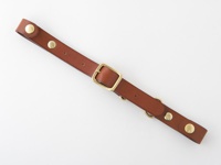 職人手作皮革背包用減壓胸前扣帶 (KO-2)，採用棕色皮革，配有黃銅色金屬扣、鉚釘和D型環。