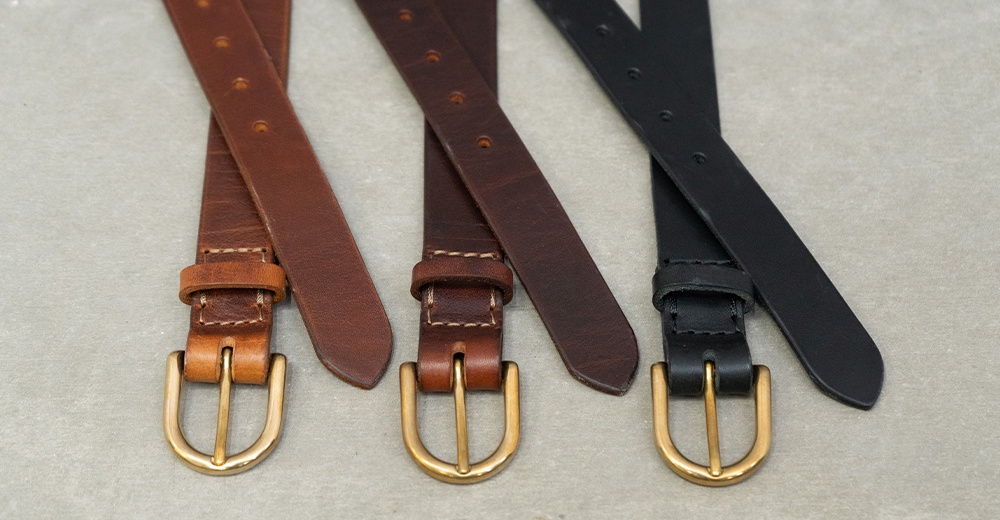 三條不同顏色的皮帶，各有金屬扣環，以平放的視覺呈現。