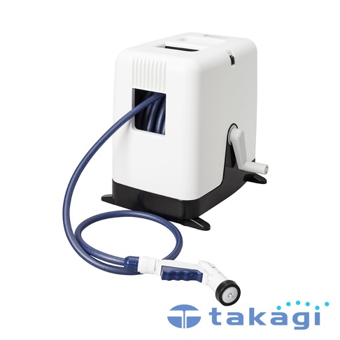 白色與黑色塑料製成的室外澆花灑水組，配有藍色編織水管和一個帶有藍色握把的白色噴嘴。