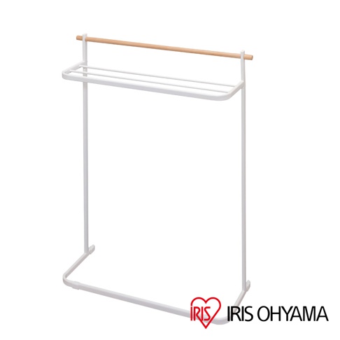 白色金屬製成的雙層毛巾架，頂部配有天然原木橫桿，造型簡約現代，適合居家收納。