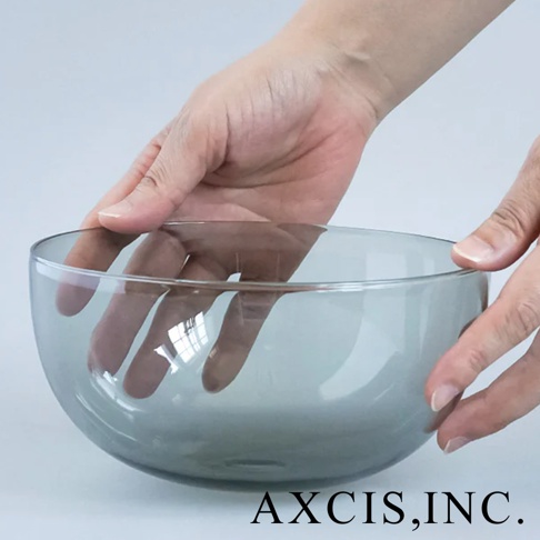 LAGOM 清透復古圓潤點心碗，L尺寸，灰色玻璃材質，碗身呈現漸層感，由雙手捧持。