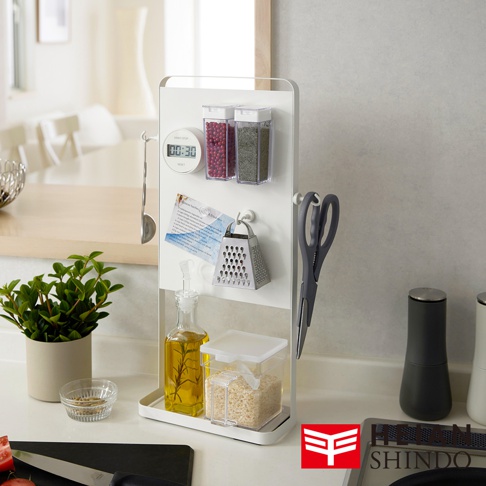 平安伸銅桌上型磁吸廚房收納架，附贈計時器、量匙、磨泥器、調味罐、油瓶與米桶。