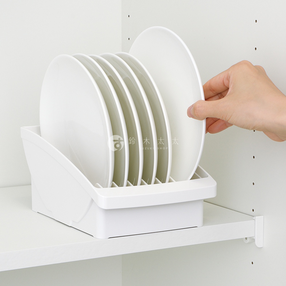 白色櫥櫃式餐盤收納架，可整齊擺放多個白色盤子，手部正在從收納架中取出一個盤子